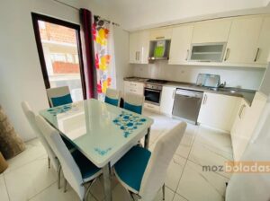 Vende-se Apartamento Tipo 3 Mobiliado no Condomínio Rosas