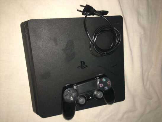 Play Station 4 Slim