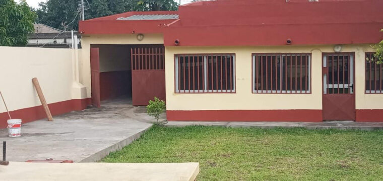 Arrenda-se casa T2  matola 700 próximo a padaria Boane 200m da estrada T2. Cerca Eléctrica. Casa independente. Garagem fechada. Agua quente. Dois tanques um subterrâneo  20.000mzn