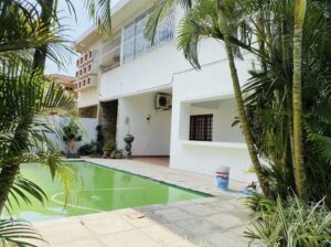 Vende-se moradia geminada T4 no bairro  Sommerchield [parquinho]