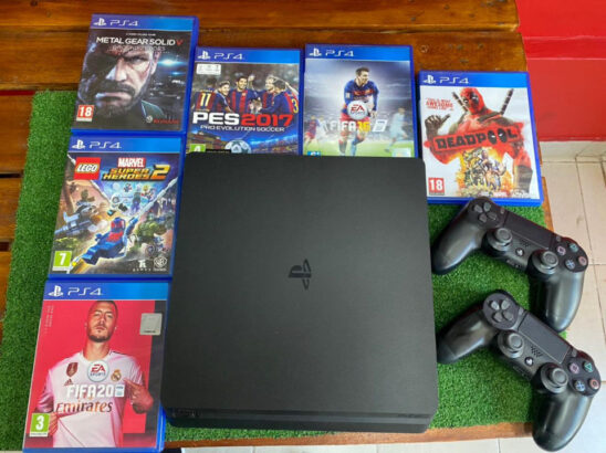 PS4 slim + 6 jogos + 2 joystick +  todos os cabos