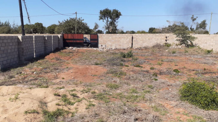 Obra inacabada em Tchumene 1 40×20 entrada do condomínio Jezibel.