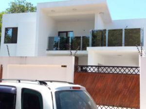 VENDE-SE Luxuosa duplex T4 nova com piscina na CMC a 300metros da Estrada e 500metros da Circular Suíte WC Geral Sala espaçosa Cozinha espaçosa Quartos espaçosos Com varandas Área de lazer Piscina grande Garagem  Cerca elétrica Canil Área de Serviços