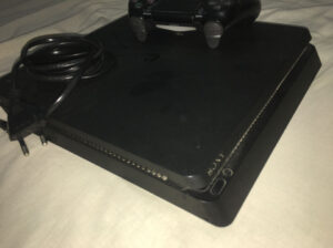 Play Station 4 Slim