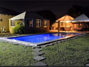 __ Vende-se SUPER Moradia moderna do Tipo 4, com escritório e garagem, duas salas, quatro suites, quintal enorme, jardim e piscina, pertinho da En4-Witbank, custa