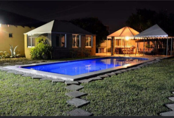 __ Vende-se SUPER Moradia moderna do Tipo 4, com escritório e garagem, duas salas, quatro suites, quintal enorme, jardim e piscina, pertinho da En4-Witbank, custa