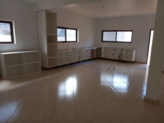 Vende-se Luxuosa Moradia T3+1 no Bairro do Triunfo(Próximo ao Tanque da Villa sol)