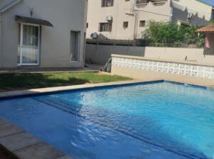 ARRENDA-SE MORADIA T5 PISCINA JARDIM NA SOMMERSCHIELD PROXIMO AO CAFÉ SOL