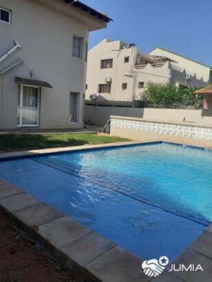 ARRENDA-SE MORADIA T5 PISCINA JARDIM NA SOMMERSCHIELD PROXIMO AO CAFÉ SOL