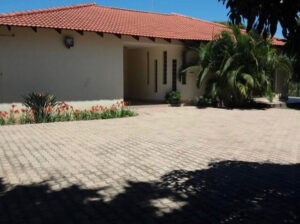 VENDE SE ESTA MORADIA DO TIPO 4 NA EN4-WITBANK