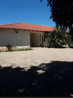 VENDE SE ESTA MORADIA DO TIPO 4 NA EN4-WITBANK