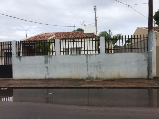 Vende-se esta casa* *localizada no fomento por de trás das bombas de combustível  “rua de Moçambique”