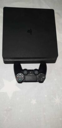 Ps4 slim 500G 1 joy 1 jogo