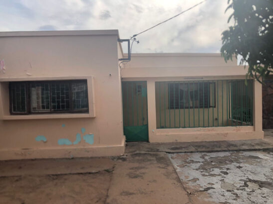 Arenda se boa casa tp2 bem localizada na texlom