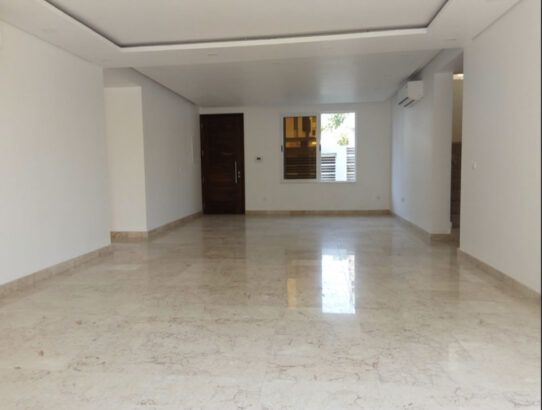 ARRENDA-SE LUXUOSA MORADIA T4+1  NO BAIRRO DO TRIUNFO