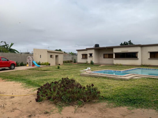 Vende boa casa tp3 com pescina na mozal jhonasse com bom espaço