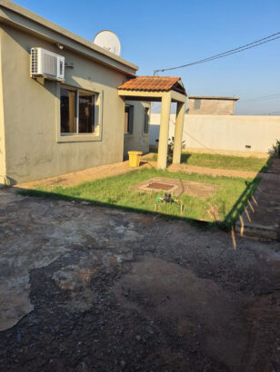 Vende-se excelente moradia com dois quartos duas casas de banho uma e suite climatizada água quente varanda Garagem fechada para duas viaturas Anexo T2 Cozinha americana Localizada na matola mozal Djuba preço 3.900.000 Mzn