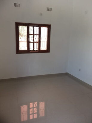 Vende se casa tipo 3 placa nova em laulane