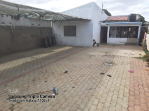 Vende-se casa tipo 3 cobertura de chapa IBR tecto falso chão tijoleira Alpendre parquiameto para 3 viaturas localizado no bairro Patrice Lumumba Singatela preço 1.400.000 Mzn