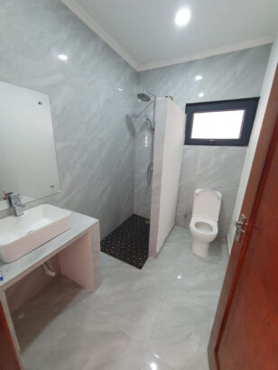 Vende se *Casa T2* Uma suite Um quarto normal  Uma wc normal  Sala e cozinha open space Garagem pra dois carros  Casa moderna pronta a habitar, venha estrear.