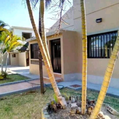 Vende-se vivenda Tipo 3 na Matola 700   com as seguintes características  3 quartos Cozinha americana Climatizada Água quente Guarda-fatos Varanda Parqueamento Jardim Piscina Anexo Área de serviço Vedação eletrica  Venda 9.500.000.00Mzn