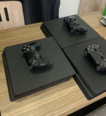 Ps4 slim  1joy 500GB Jogos digitais  Call of Duty modern warfare 2 Mortal kombat 11 NBA 2k20 Need for speeds Heat  Ps4 slim 1joy 1TB Jogos digitais  Days Gone Call of Duty:Black Ops 4 Calls of Duty :Modern warface  Apex legends  Need f