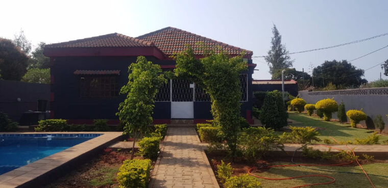 __ Vende-se esta belíssima e luxuosa Moradia do Tipo 3 na Mozal, perto da Escola Nelson Mandela, com garagem, prontíssima a habitar, valor negociável