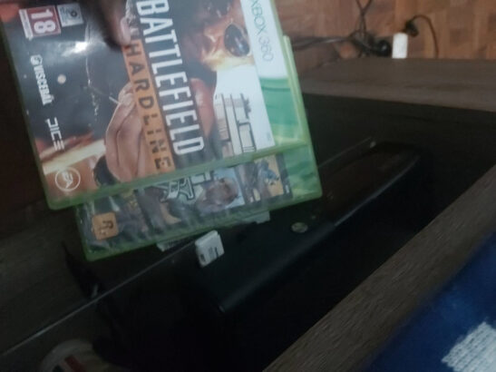 Xbox 360 E com 2 jogos