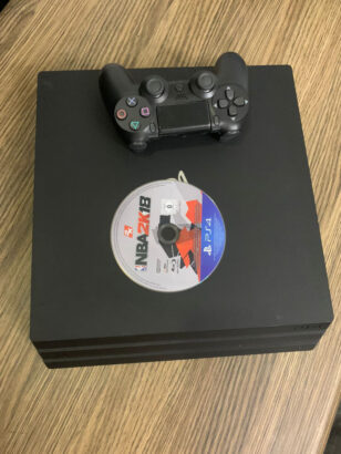 Ps4 Pro  1TB  1 joy 1jogo físico *NBA 2K18* Jogos virtuais  *Fortnite* *Mortal kombate 11*