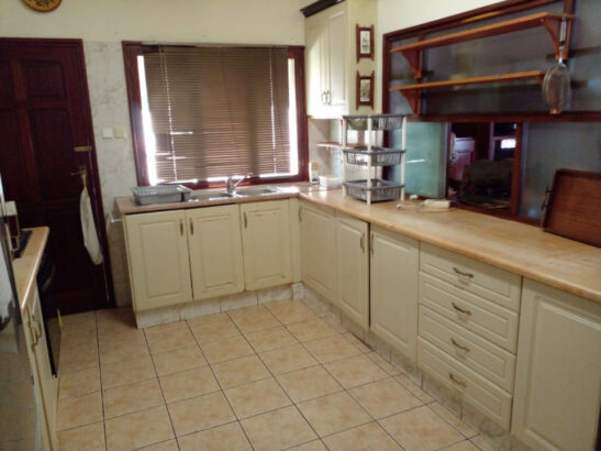 Vende -se moradia do  t3 com suite em condomínio  vila Douro Tchumene2 a beira da estrada.