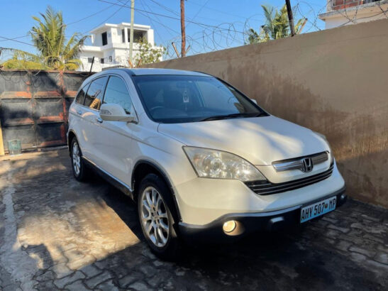 Vendo  Modelo: Honda CRV •Cor: branca   •Ano:2006 •Combustível: Gasolina  •Spotlights •4wd ON •Kilometragem:105.000km  •Cilindrada: 2.4 CC  •Ar-condicionado ON