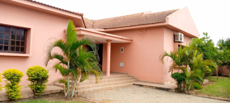 __Vende-se Bela Moradia na Liberdade a preço super promocional. Aproveite esta grande promoção, Moradia do Tipo 3 com suite, todos compartimentos enormes com anexos, cerca elétrica, Pouco negociavel