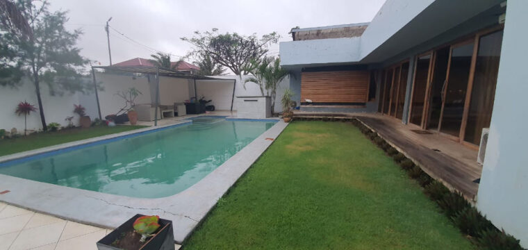 Vende-se Moradia tipo 3 com uma suit piscina jardim no kumbeza climatizada próximo a  ritunda do grande  maputo.