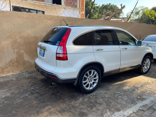 Vendo  Modelo: Honda CRV •Cor: branca   •Ano:2006 •Combustível: Gasolina  •Spotlights •4wd ON •Kilometragem:105.000km  •Cilindrada: 2.4 CC  •Ar-condicionado ON