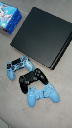 Ps4 Pro 1TB 2 joysticks 4 jogos