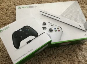 Xbox one s 1TB com 3 jogos e 2 joys