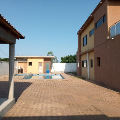 Vende-se moradia T4 no bairro de Abel Jafar ( Marracuene)  2 suít WC geral Piscina Água quente Climátizada Cozinha americana Terreno: 30/30 # preço: 10.000.000 negociavel