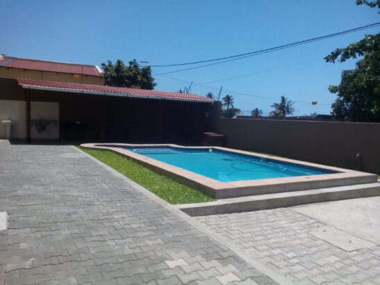 VENDE SE CASA Tipo 4 .  escritório Todos os quartos suite Sala Open space Área de serviço Piscina grande Terreno 30/30 Jardim Armazém Parqueamento para mas de 6 Carros Chão Pavimentado Casa nova e pronta habitar Localização Rua da Dona Alice