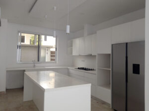 ARRENDA-SE LUXUOSA MORADIA T4+1  NO BAIRRO DO TRIUNFO