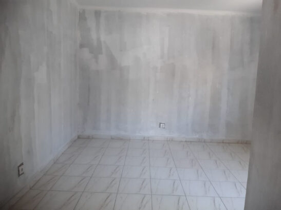 Vende-se Condomínio de 3 casas tipo0 com tudo dentro, no bairro das mahotas, paragem belo horizonte, á 3 minutos dá Av dôm Alexandre 3 casas tipo0 Teto falso WC e cozinha interna em todas casas Compartimentos bem espaçosos Eletric fance