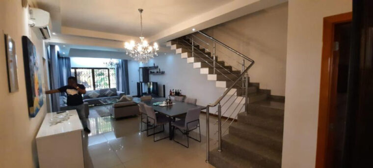 ARRENDA-SE luxuosa moradia tipo3 mobilado no bairro do triunfo proximo ao condominio vila sol, marque já a sua visita