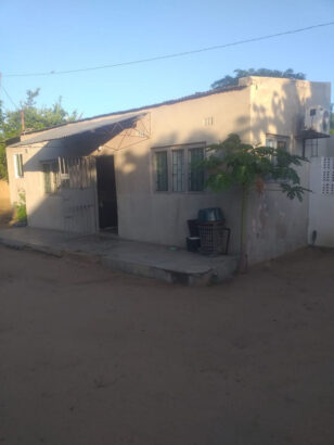 Arrenda-se casa tipo2 no condominio de duas casas cobertura de chapa IBR tecto falso no quarto climatizada Localizada na matola Machava proximo a paragem Mafureira preço 6.000 Mzn