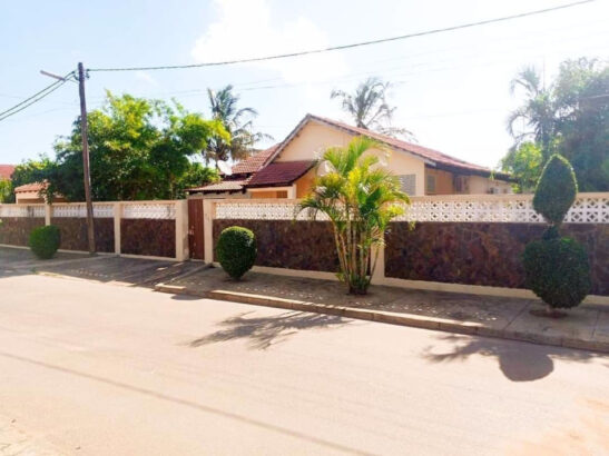 __Aproveite esta “Oferta” no condomínio Malhampsene Village. Vende-se esta Moradia do Tipo 4 com compartimentos enormes, quintal enorme, piscina e garagem, custa