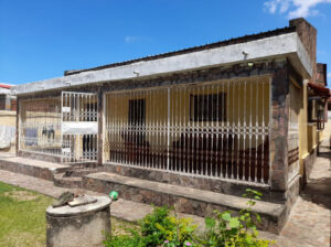 Vende casa t3 com tudo dentro e um anexo t2 e cozinha de fora e wc , tenho ainda tem taque de 1mil litros de aguá electroféce termo acumulador e toda ela leva teto falso com ac em toda casa, no bairro de matendene muito proximo a paragem estaleiro,