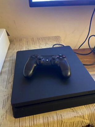 PS4/slim  500g Com um joy Um jogo