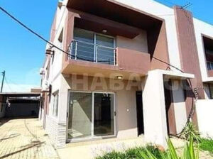 Vende-Se Moradia T4 No Triunfo