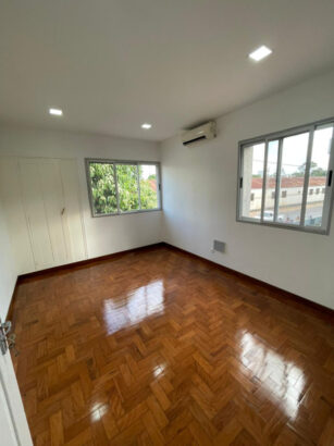 ARRENDA-SE(Totalmente reabilitada) Ideal para habitação e escritórios Uma Moradia Duplex T5 pronta habitar localizada no Bairro da Coop, Av. Base N’chinga 5 Quartos 3 Wc’s Escritório Área de serviço Área de lazer Estacionamento para 4 viaturas