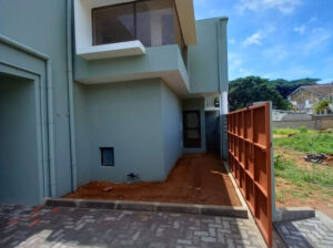 __APROVEITE “OFERTA” MORADIA Tp4 NOVA por ESTREAR condomínio Cidade da Matola, com duas (2) suites, cozinha americana, nova por estrear, esteve a 14, mas agora por apenas