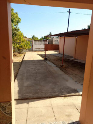 VENDE-SE NO BAIRRO T3  Casa T3 Cobertura Chapa IBR Tecto Falso  Garagem Para Três Carros  Três Quartos Com Guarda-Fatos  Cozinha Externa Com Armários   Wc Geral Externa  Alpendre  Tijoleiras Todos quartos Lavatório Extra Totalmente Vedado