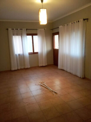 __Luxuosa Moradia do Tipo 4, com piscina no Tchumene 1 dentro da cancela. Vende-se esta Moradia rés do chão 1 andar, no Tchumene 1, compartimentos enormes, custa